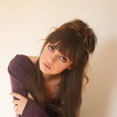 聆聽 Ruby Tina、觀看音樂影片、閱讀小傳、查看巡演日期等！