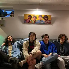 聆聽 Foam、觀看音樂影片、閱讀小傳、查看巡演日期等！
