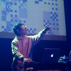 收听 Sexy-Synthesizer、观看音乐视频、阅读小传、查看巡演日期等 ！