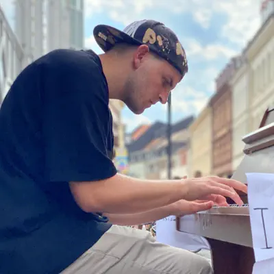 Escucha a Jonas Derksen, mira videos musicales, lee su biografía, consulta las fechas de las gira y más.