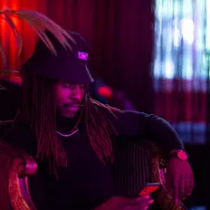 Luister naar Nino Bandz, bekijk muziekvideo's, lees de bio, bekijk de tourdata, en meer!