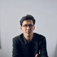 聆聽 undefined、觀看音樂影片、閱讀小傳、查看巡演日期等！
