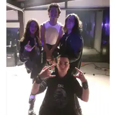 Greedを聴いたり、ミュージックビデオを鑑賞したり、経歴やツアー日程などを確認したりしましょう！