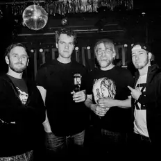Listen to 4 Zimmer Küche Bad, watch music videos, read bio, see tour dates & more!
