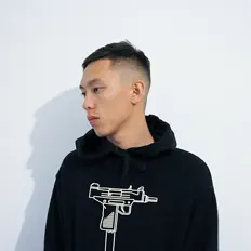 收听 DeeSpace、观看音乐视频、阅读小传、查看巡演日期等 ！