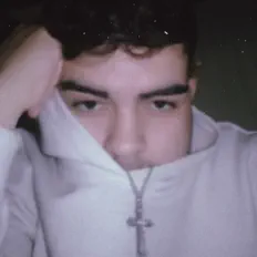 Poslechněte si interpreta Madrid, sledujte hudební videa, přečtěte si životopis, podívejte se na data turné a další informace.