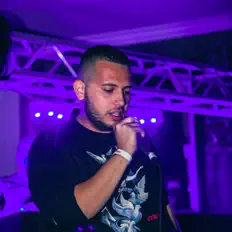 Dengarkan Johnny Mo, tonton video musik, baca bio, lihat tanggal tur & lainnya!
