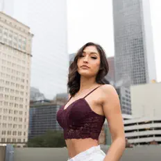 聆聽 Ashelle Lyn、觀看音樂影片、閱讀小傳、查看巡演日期等！