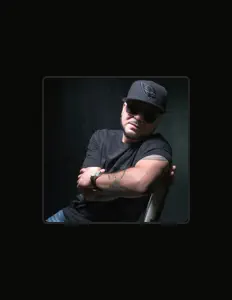 聆聽 Charlie Blanco、觀看音樂影片、閱讀小傳、查看巡演日期等！