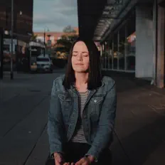 Escucha a Jules Burt, mira videos musicales, lee su biografía, consulta las fechas de las gira y más.