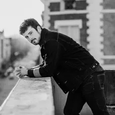 Zach Booth सुनें, म्यूज़िक वीडियो देखें, बायो पढ़ें, दौरे की तारीखें और बहुत कुछ देखें!