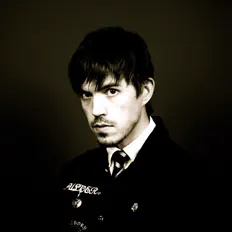 聆聽 Lost Children、觀看音樂影片、閱讀小傳、查看巡演日期等！