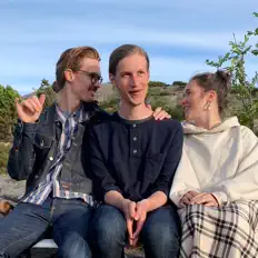 聆聽 Dofhiort'n、觀看音樂影片、閱讀小傳、查看巡演日期等！