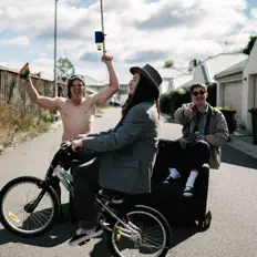 Ascolta Sun Creeps, guarda video musicali, leggi la biografia, vedi le date del tour & altro!
