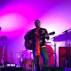 Dengarkan The B, tonton video musik, baca bio, lihat tanggal tur & lainnya!