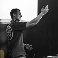 Posłuchaj wykonawcy Exlr8, obejrzyj teledyski, przeczytaj biografię, zobacz daty tras koncertowych i nie tylko!