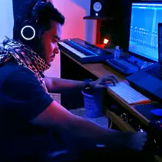 Hör dir J. Ferrera an, schau dir Musikvideos an, lies die Biografie, finde Tourdaten und mehr!