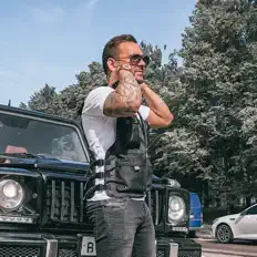 Kim dinle, müzik videolarını izle, biyografisini oku, tur tarihlerini ve daha fazlasını gör!
