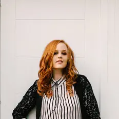Emma Mooreを聴いたり、ミュージックビデオを鑑賞したり、経歴やツアー日程などを確認したりしましょう！