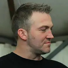 聆聽 Tandu、觀看音樂影片、閱讀小傳、查看巡演日期等！