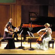 Ascolta Galos Piano Trio, guarda video musicali, leggi la biografia, vedi le date del tour & altro!