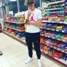 Hör dir Swain an, schau dir Musikvideos an, lies die Biografie, finde Tourdaten und mehr!