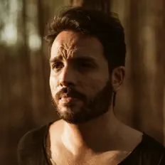 André Guedes dinle, müzik videolarını izle, biyografisini oku, tur tarihlerini ve daha fazlasını gör!