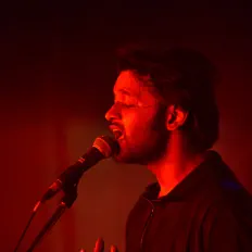 聆聽 Dev Arijit、觀看音樂影片、閱讀小傳、查看巡演日期等！