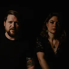 Hör dir Calaboos an, schau dir Musikvideos an, lies die Biografie, finde Tourdaten und mehr!