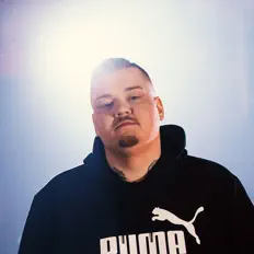 Hör dir Semkoo an, schau dir Musikvideos an, lies die Biografie, finde Tourdaten und mehr!