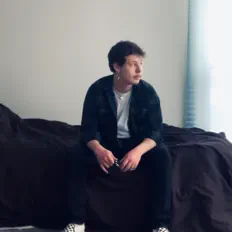 Poslechněte si interpreta Tiberius, sledujte hudební videa, přečtěte si životopis, podívejte se na data turné a další informace.