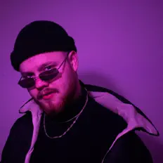 CatchUp सुनें, म्यूज़िक वीडियो देखें, बायो पढ़ें, दौरे की तारीखें और बहुत कुछ देखें!