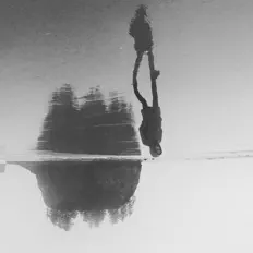 收听 Living In Black & White、观看音乐视频、阅读小传、查看巡演日期等 ！