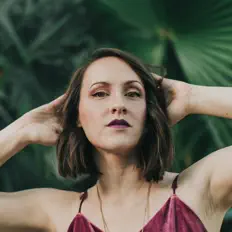 Karyna Micaelaを聴いたり、ミュージックビデオを鑑賞したり、経歴やツアー日程などを確認したりしましょう！