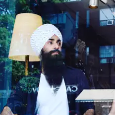 Escucha a Shinda Singh, mira videos musicales, lee su biografía, consulta las fechas de las gira y más.