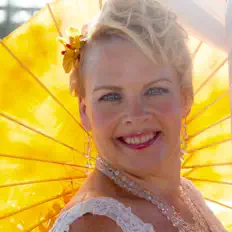 Luister naar Maia Kuze, bekijk muziekvideo's, lees de bio, bekijk de tourdata, en meer!