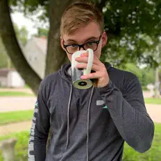 聆聽 C4MDEN、觀看音樂影片、閱讀小傳、查看巡演日期等！