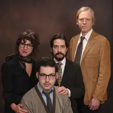 Ascolta Roommate, guarda video musicali, leggi la biografia, vedi le date del tour & altro!