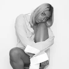 MamaBlueを聴いたり、ミュージックビデオを鑑賞したり、経歴やツアー日程などを確認したりしましょう！