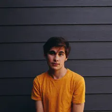 Luister naar Tyler Clapper, bekijk muziekvideo's, lees de bio, bekijk de tourdata, en meer!