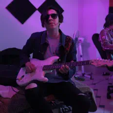 聆聽 Darlean、觀看音樂影片、閱讀小傳、查看巡演日期等！