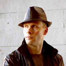 Escucha a Chris Reinhardt, mira videos musicales, lee su biografía, consulta las fechas de las gira y más.