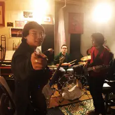 Poslechněte si interpreta Speakeasy, sledujte hudební videa, přečtěte si životopis, podívejte se na data turné a další informace.