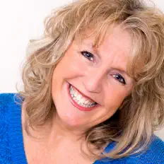 Jeanette Arsenaultを聴いたり、ミュージックビデオを鑑賞したり、経歴やツアー日程などを確認したりしましょう！