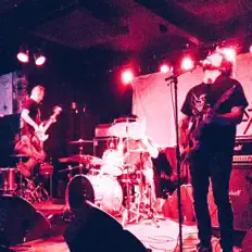 聆聽 HEAD、觀看音樂影片、閱讀小傳、查看巡演日期等！