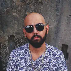 Hör dir Professore an, schau dir Musikvideos an, lies die Biografie, finde Tourdaten und mehr!