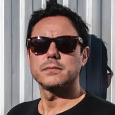 Dengarkan Javi Colors, tonton video musik, baca bio, lihat tanggal tur & lainnya!