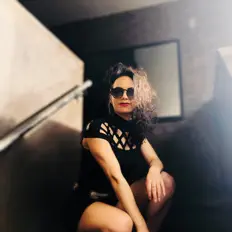 Escucha a Cami Leon, mira vídeos musicales, lee la biografía, consulta fechas de giras y mucho más.