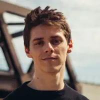 Poslechněte si interpreta undefined, sledujte hudební videa, přečtěte si životopis, podívejte se na data turné a další informace.
