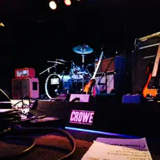 收听 Crowe、观看音乐视频、阅读小传、查看巡演日期等 ！